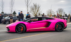 Siêu xe bò tót Lamborghini Aventador “đỏm” trong sắc hồng