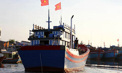 Tàu nghĩa tình ra khơi bám biển, giữ vững chủ quyền