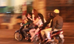 Quái xế chở ‘hàng’ phục vụ khách: Công an Hà Nội quyết xử lý