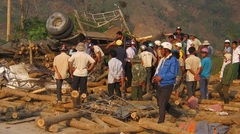 Đắk Lắk: Lật xe chở gỗ, 6 người thương vong