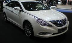 Video hot: Màn nâng hạ ô tô bằng smartphone