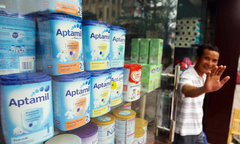 Tiếp viên hàng không nhiều cách kiếm lời từ hàng xách tay