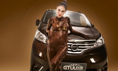 Mẫu Bikini tạo dáng lạ bên “văn phòng di động” Nissan NV200