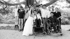 Chuyện tình cảm động của cô gái với chàng trai bị liệt hai chân