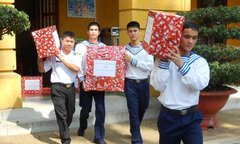 Mang tình cảm đất liền đến đảo xa