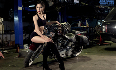 Diễn viên “Gái già xì tin” rực cháy bên Harley-Davidson