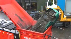 Tận mục quá trình “ăn” xác ô tô