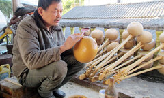 Người giữ  "hồn " đàn cổ giữa phố thị Cao Bằng