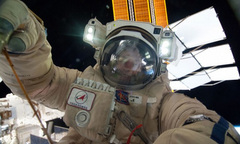 Tim phi hành gia có hình cầu khi ở trên vũ trụ