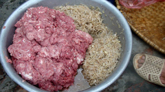 Về làng xem người dân thích ăn thịt lợn sống