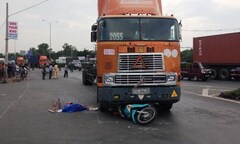 Cả nhà bị cuốn vào container, bé 18 tháng tử vong