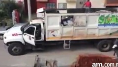 Cười té ghế màn nhặt rác kiểu…Úc của tài xế xe tải