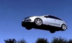 Chiêm ngưỡng mô hình ô tô bay lượn trên bầu trời