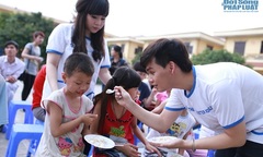 Trương Phương, Trung Quân tới thăm trẻ em làng Hữu nghị Việt Nam