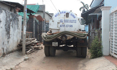 Thua kiện, mang xe hút bể phốt “khủng bố” em ruột