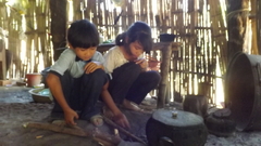 Cha mẹ tâm thần, bốn chị em dần bỏ học