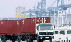 Màn “ăn” hàng kiểu…Úc của xe container