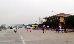 Xe tải xếp hàng 'né' trạm cân trên Quốc lộ 5