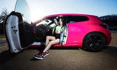 Kiều nữ tạo dáng nhí nhảnh bên xế đỏm Volkswagen Scirocco