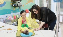 Á hậu Tú Anh giản dị đi từ thiện cùng NTK Hoàng Hải