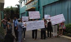 Cư dân giăng biểu ngữ “đuổi” chủ đầu tư chung cư