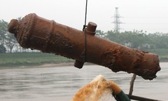 Phát hiện súng thần công Minh Mạng bên bờ sông Hồng