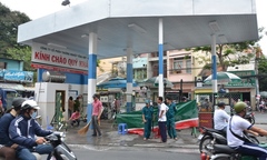 Nổ trụ bơm xăng, khách tháo chạy toán loạn