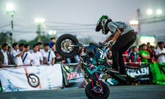 Đội hình xe phân khối lớn “dàn trận” nẹt pô, bốc đầu trên phố