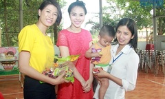 Trang Trần, Trà Giang trao quà từ thiện do trẻ em HIV ở Ba Vì
