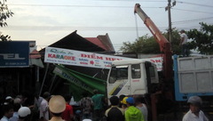 Gió lốc sập mái tôn, đè 1 người chết, 2 người bị thương