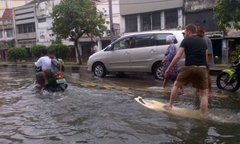 Màn lướt ván khi…phố thành sông
