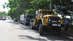 TP.HCM: Gắn biển cấm dừng, dùng xe cẩu “khủng” trị xe nằm lì