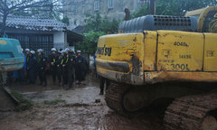 Khởi tố 5 phụ nữ chống người thi hành công vụ