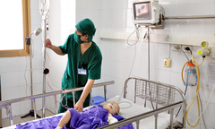 Gấu nuôi cắn đứt lìa cánh tay bé trai 28 tháng tuổi