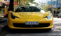 Bộ đôi siêu xe Ferrari 458 Italia gầm rú, “xào chẻ” trên phố