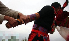 Tháng ngày chua chát của cô sơn nữ bị thầy giáo bắt về làm vợ