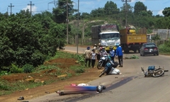 Cố vượt lên trước chiếc xe tải,  hai vợ chồng chết thảm