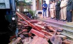 Bắt nhóm xuất lậu gỗ quý “núp” hàng gốm sứ