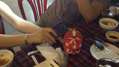  "Sang chảnh " thiếu nữ Việt dùng iPhone đập heo đất