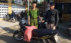 Bắt  "cẩu tặc " dùng đá và ớt ném trả cảnh sát cơ động