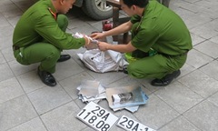 Hà Nội: Triệt phá “nhà máy” dập biển số “đẹp, độc, lạ”