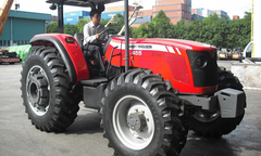 Màn tỉ thí sức mạnh giữa chiếc máy kéo và xe 4 chỗ