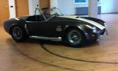 Chán trường đua mang ô tô Drift trong nhà