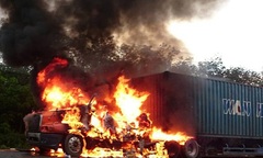 Xe container bốc cháy dữ dội trên QL1A