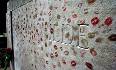 Ngôi mộ nghìn nụ hôn giữa lòng Paris