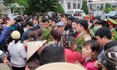 Bắt khẩn cấp 4 đối tượng quá khích, giật cúc áo chủ tịch huyện