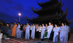 Xúc động lễ cầu siêu cho trẻ tử vong vì dịch sởi