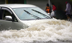 Trời mưa, thông minh thì chạy xe làn giữa