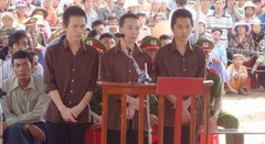 Đánh hội đồng chết người vì...đút tay túi quần trông láo