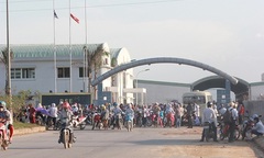 Hàng trăm công nhân bị nghỉ việc vì... công ty khó khăn?